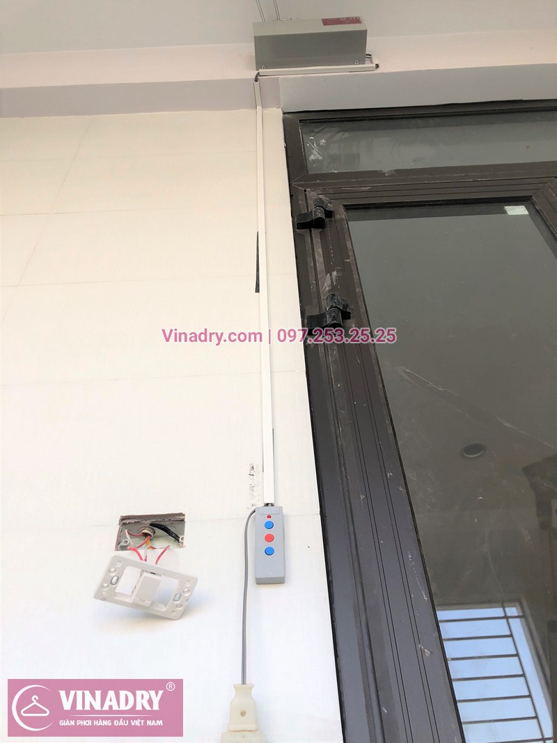Lắp đặt thực tế hộp máy và bảng điều khiển của giàn phơi bấm điện Lắp đặt thực tế hộp máy và bảng điều khiển của giàn phơi bấm điện